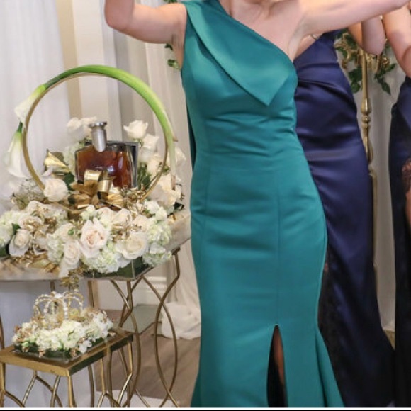 Beautiful green gown - Picture 3 of 4